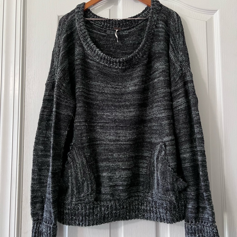 Free People knitted sweater with front side pockets. Scoop neck L